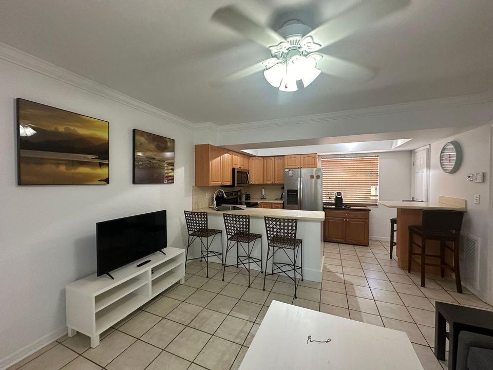 For Rent: $3,000 (2 beds, 2 baths, 900 Square Feet)