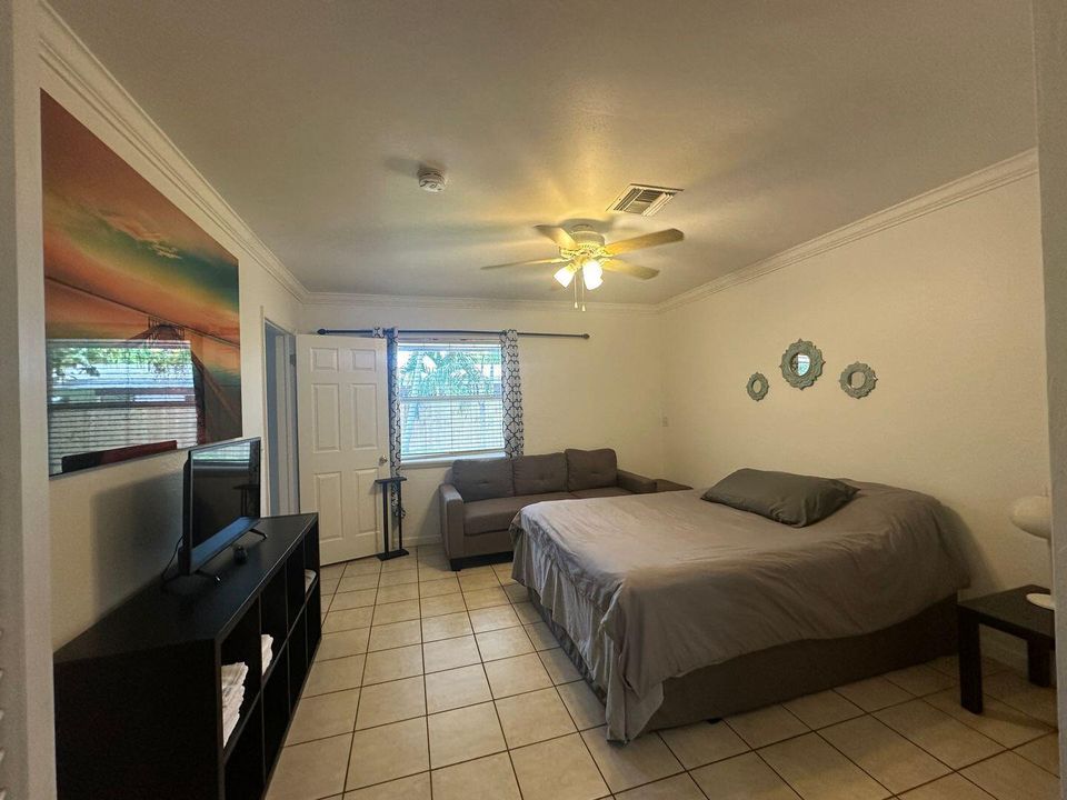 For Rent: $3,000 (2 beds, 2 baths, 900 Square Feet)