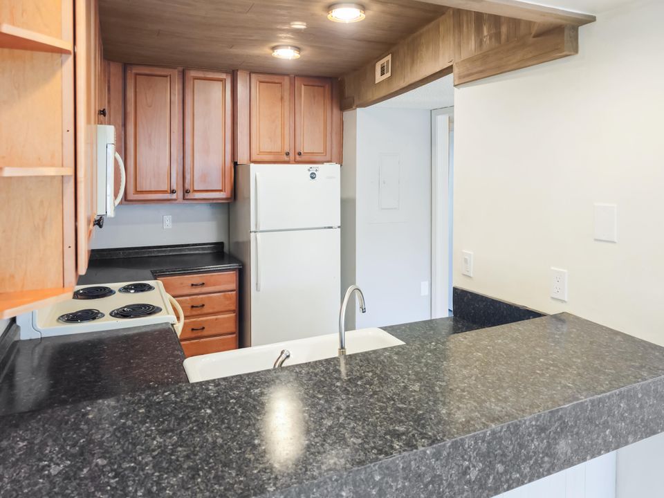 For Sale: $107,000 (1 beds, 1 baths, 736 Square Feet)