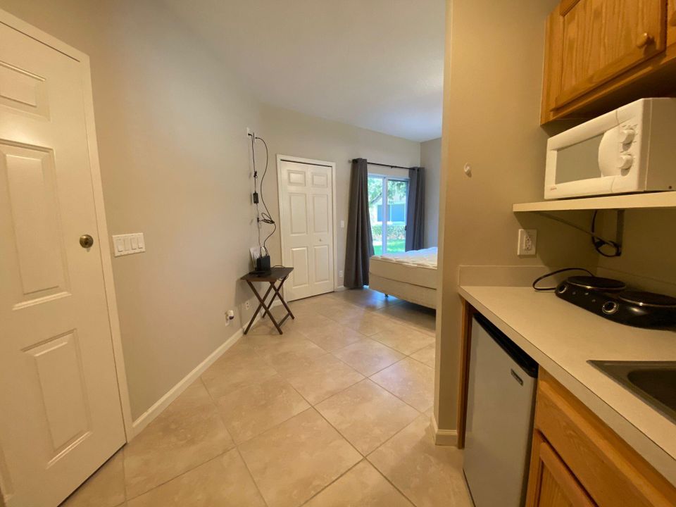 For Rent: $1,300 (1 beds, 1 baths, 650 Square Feet)