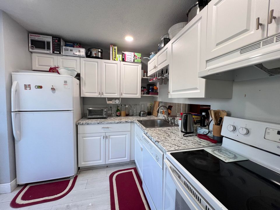 For Sale: $285,000 (2 beds, 2 baths, 1099 Square Feet)