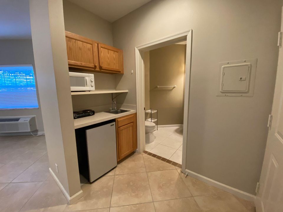 For Rent: $1,300 (1 beds, 1 baths, 650 Square Feet)