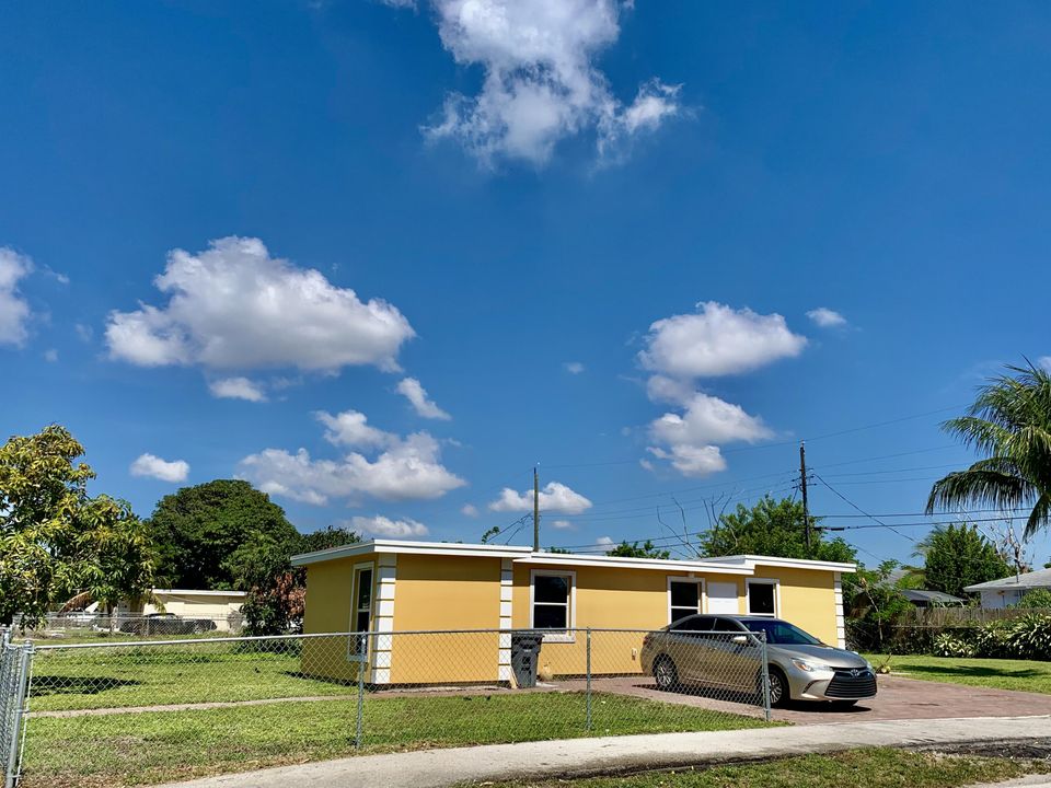 Active With Contract: $2,900 (3 beds, 2 baths, 1068 Square Feet)