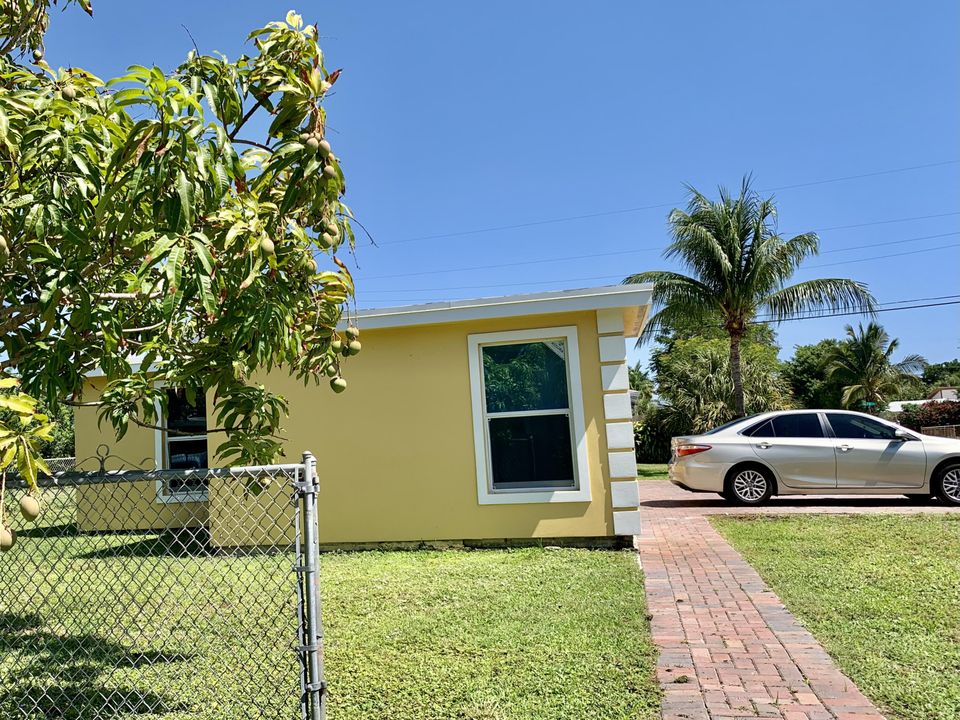 Active With Contract: $2,900 (3 beds, 2 baths, 1068 Square Feet)