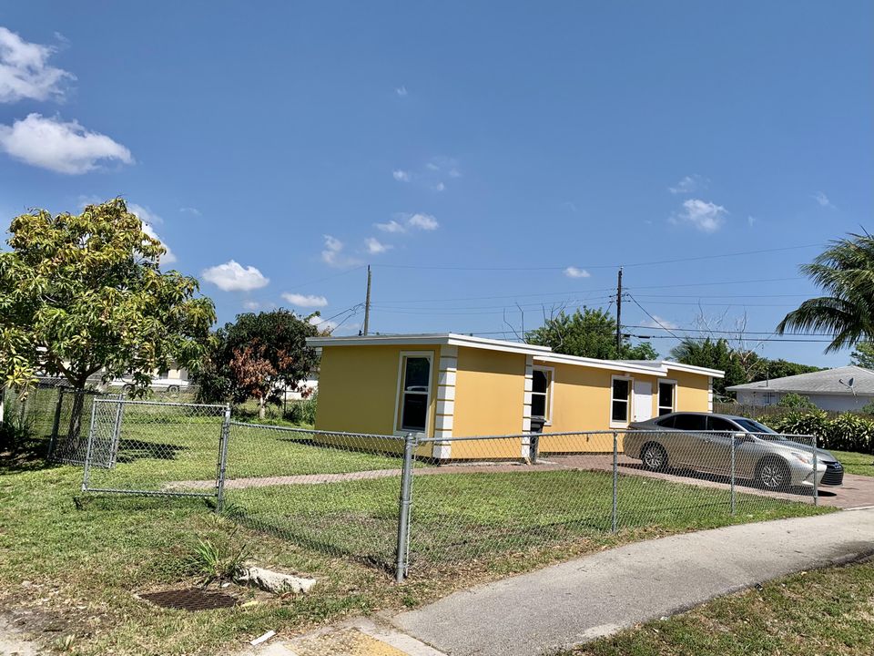 Active With Contract: $2,900 (3 beds, 2 baths, 1068 Square Feet)