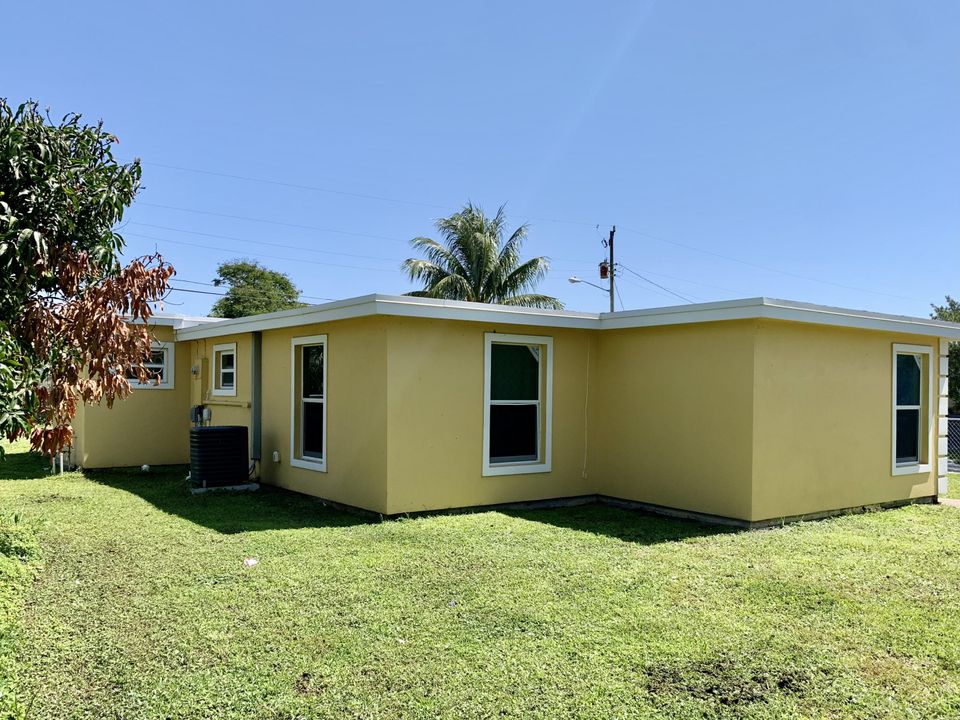 Active With Contract: $2,900 (3 beds, 2 baths, 1068 Square Feet)