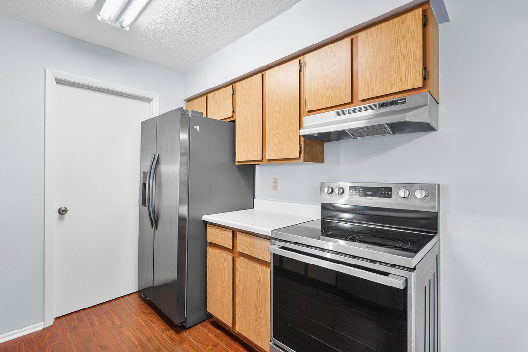 For Sale: $240,000 (2 beds, 2 baths, 1037 Square Feet)