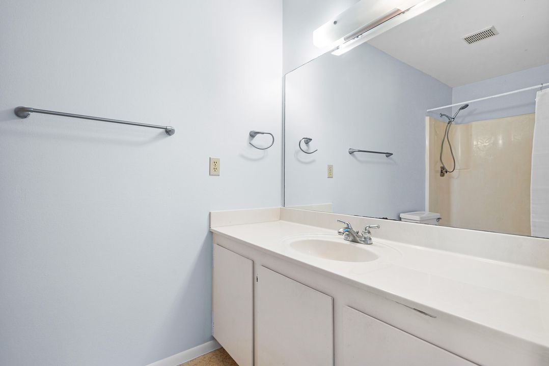 For Sale: $240,000 (2 beds, 2 baths, 1037 Square Feet)