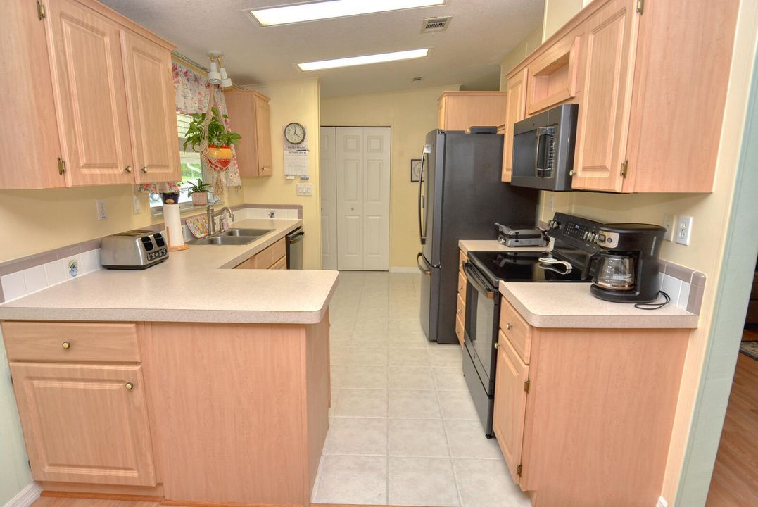 For Sale: $259,900 (2 beds, 2 baths, 1576 Square Feet)