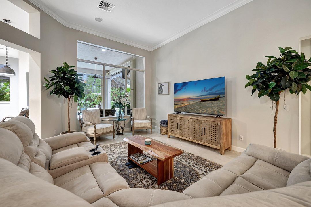 For Sale: $649,900 (2 beds, 2 baths, 2370 Square Feet)