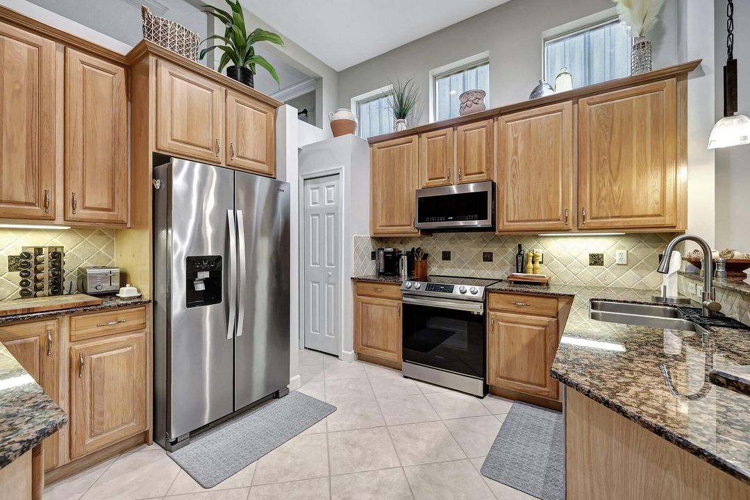 For Sale: $649,900 (2 beds, 2 baths, 2370 Square Feet)