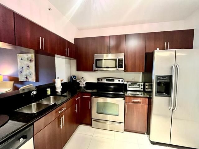 For Rent: $4,100 (2 beds, 2 baths, 1117 Square Feet)