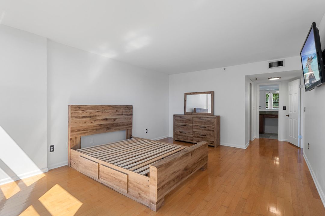 For Sale: $325,000 (1 beds, 1 baths, 998 Square Feet)