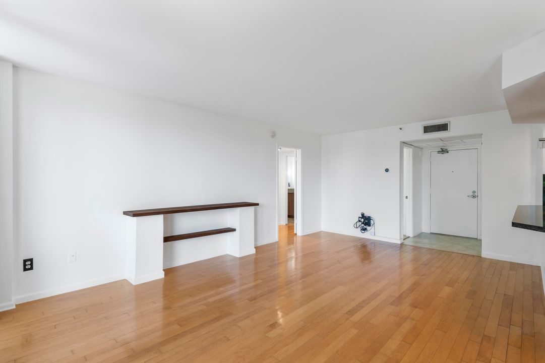 For Sale: $325,000 (1 beds, 1 baths, 998 Square Feet)