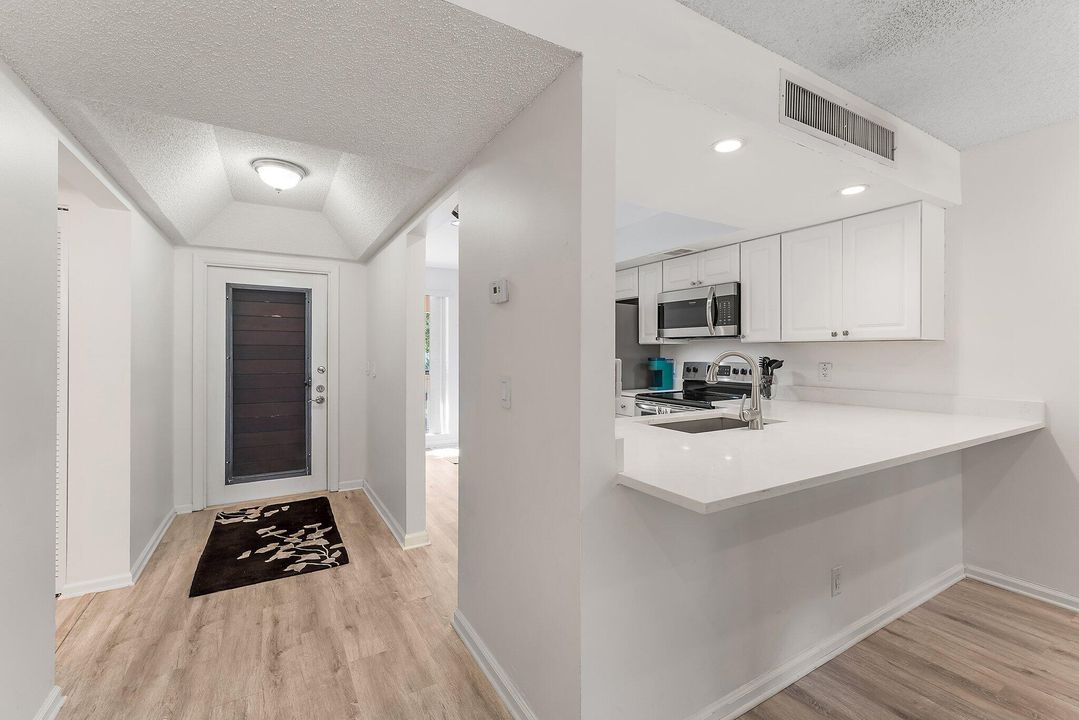 Active With Contract: $400,000 (2 beds, 2 baths, 1180 Square Feet)