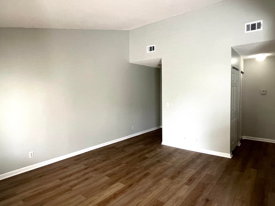 For Rent: $1,650 (1 beds, 1 baths, 768 Square Feet)