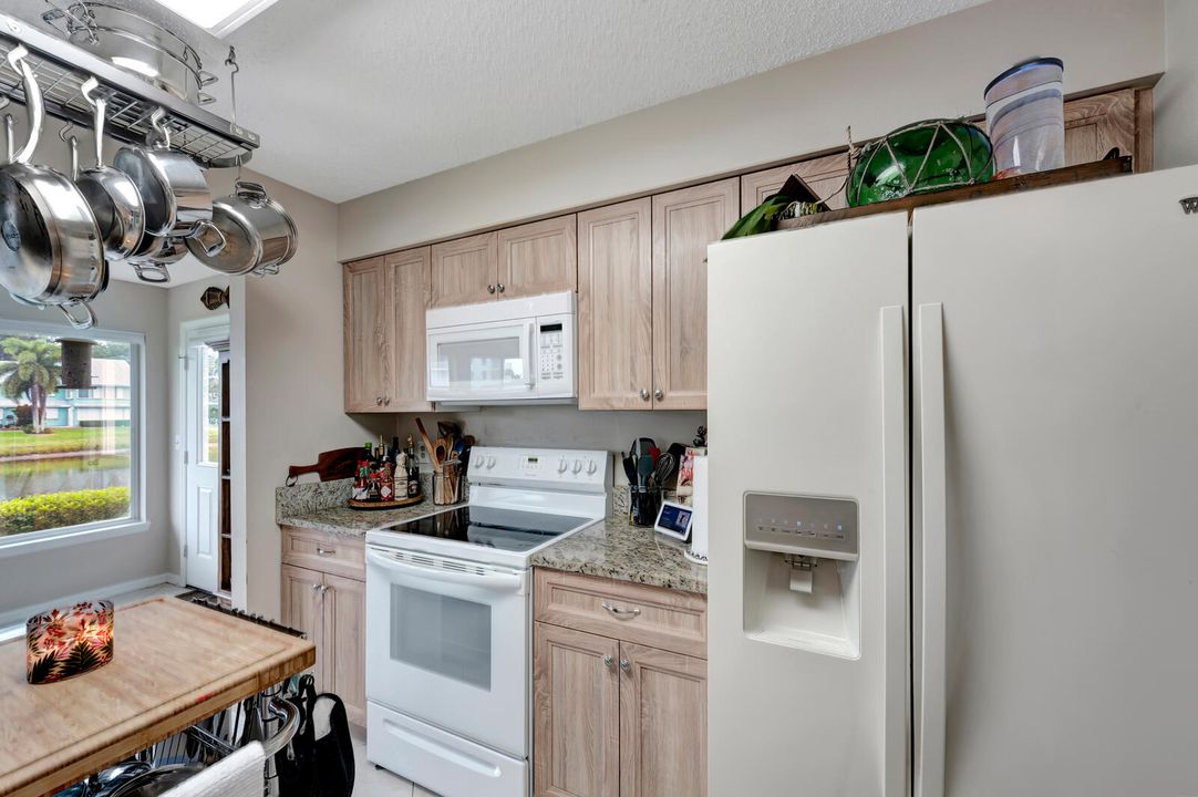 For Sale: $345,000 (2 beds, 2 baths, 1426 Square Feet)