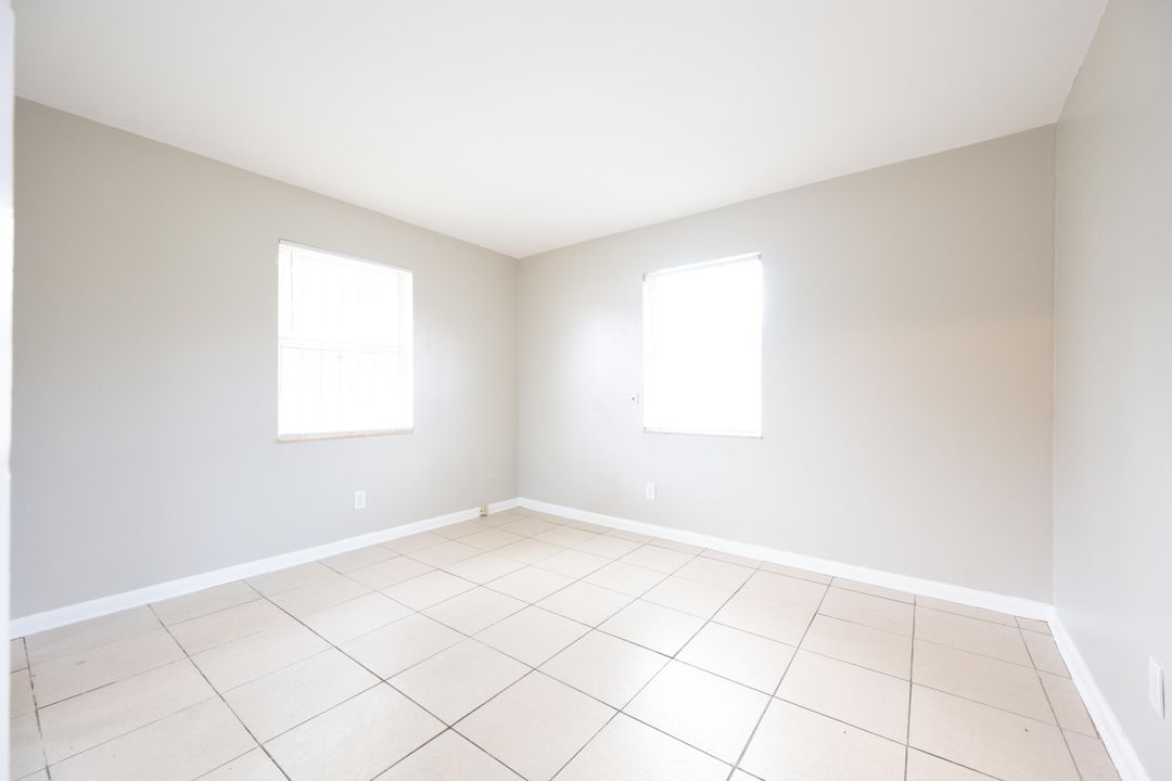 For Rent: $2,400 (3 beds, 2 baths, 960 Square Feet)