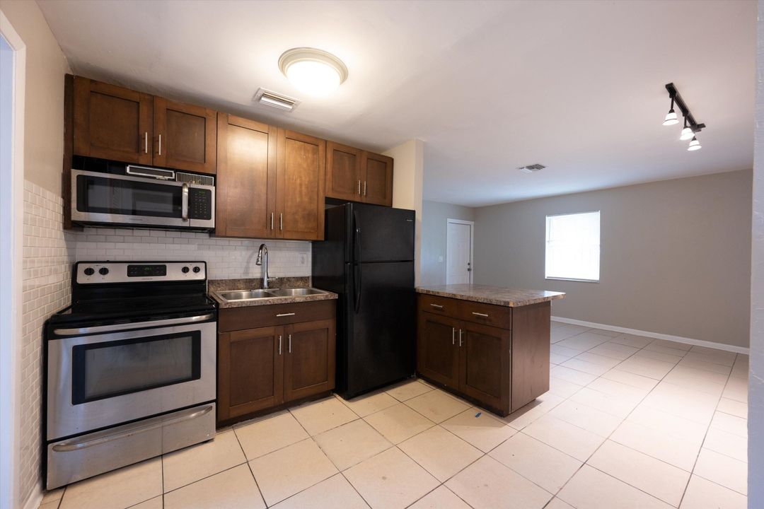 For Rent: $2,400 (3 beds, 2 baths, 960 Square Feet)