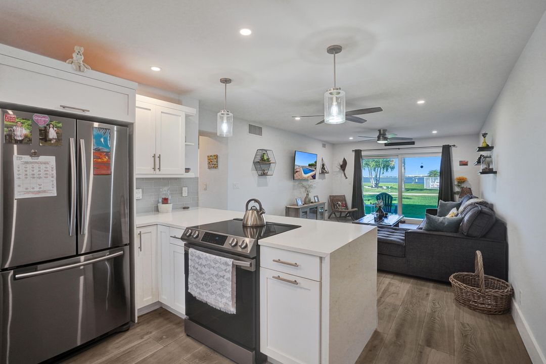 For Sale: $484,900 (2 beds, 2 baths, 899 Square Feet)