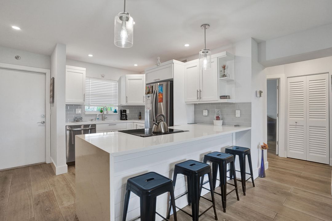 For Sale: $484,900 (2 beds, 2 baths, 899 Square Feet)