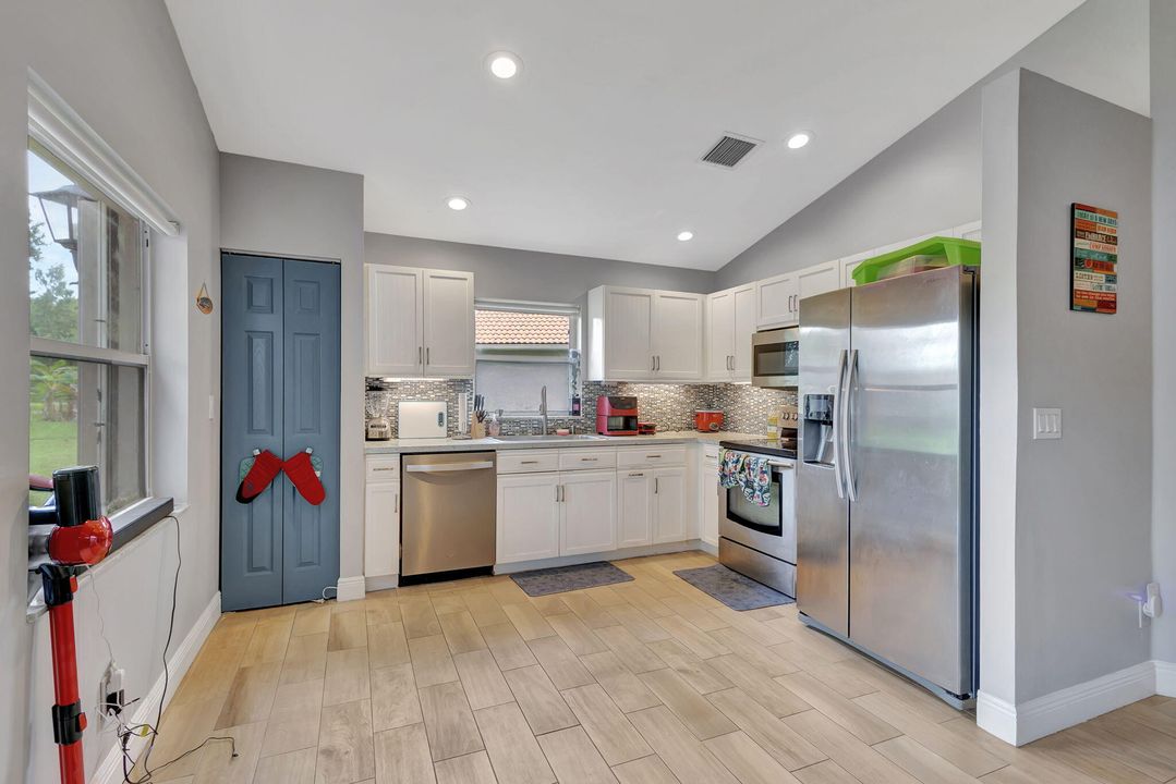 For Sale: $499,000 (3 beds, 3 baths, 1289 Square Feet)