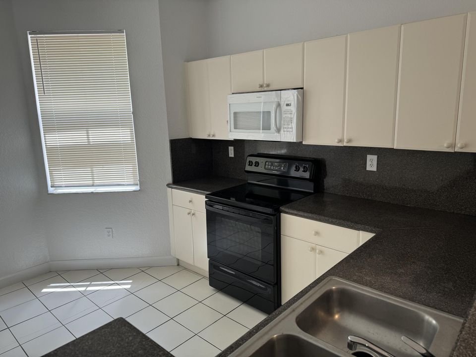 For Sale: $349,000 (3 beds, 3 baths, 1932 Square Feet)