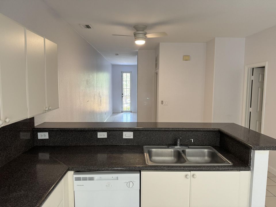 En Venta: $349,000 (3 camas, 3 baños, 1932 Pies cuadrados)