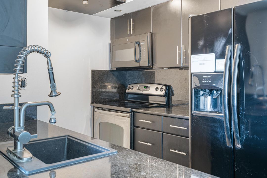 For Sale: $276,950 (2 beds, 2 baths, 1190 Square Feet)