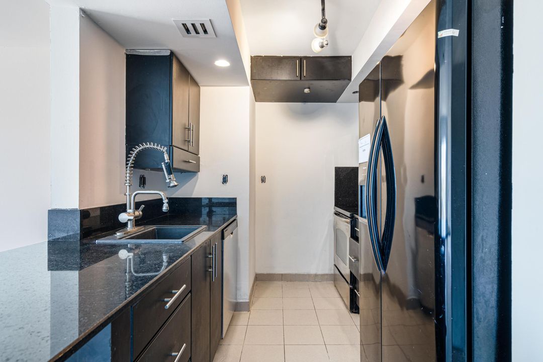 For Sale: $276,950 (2 beds, 2 baths, 1190 Square Feet)