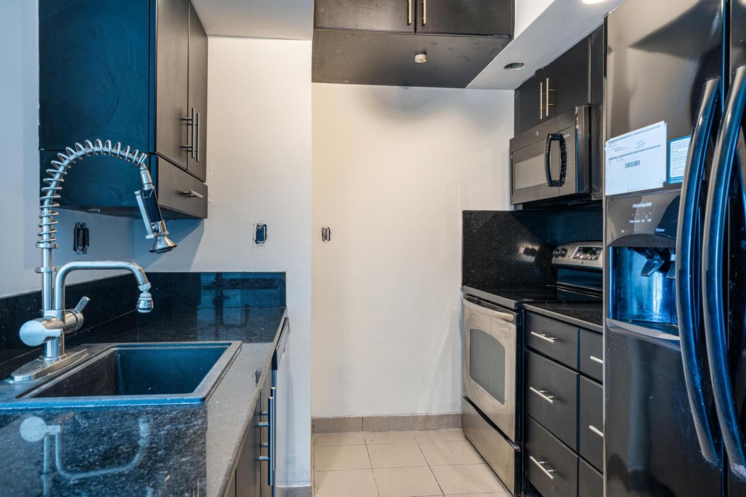 For Sale: $276,950 (2 beds, 2 baths, 1190 Square Feet)