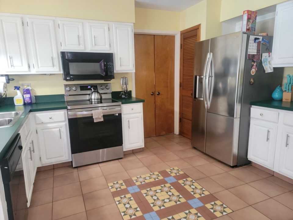 For Sale: $399,900 (3 beds, 2 baths, 1915 Square Feet)