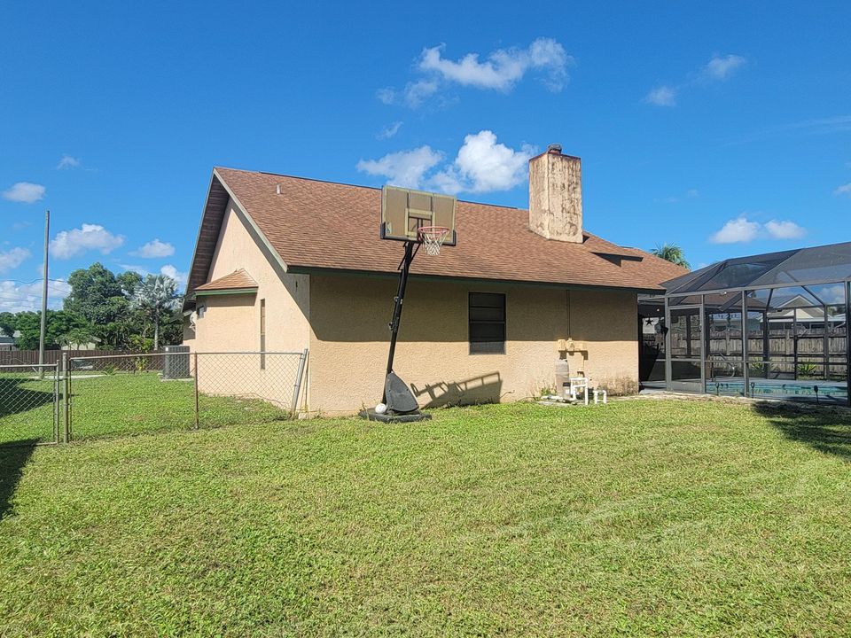 For Sale: $399,900 (3 beds, 2 baths, 1915 Square Feet)