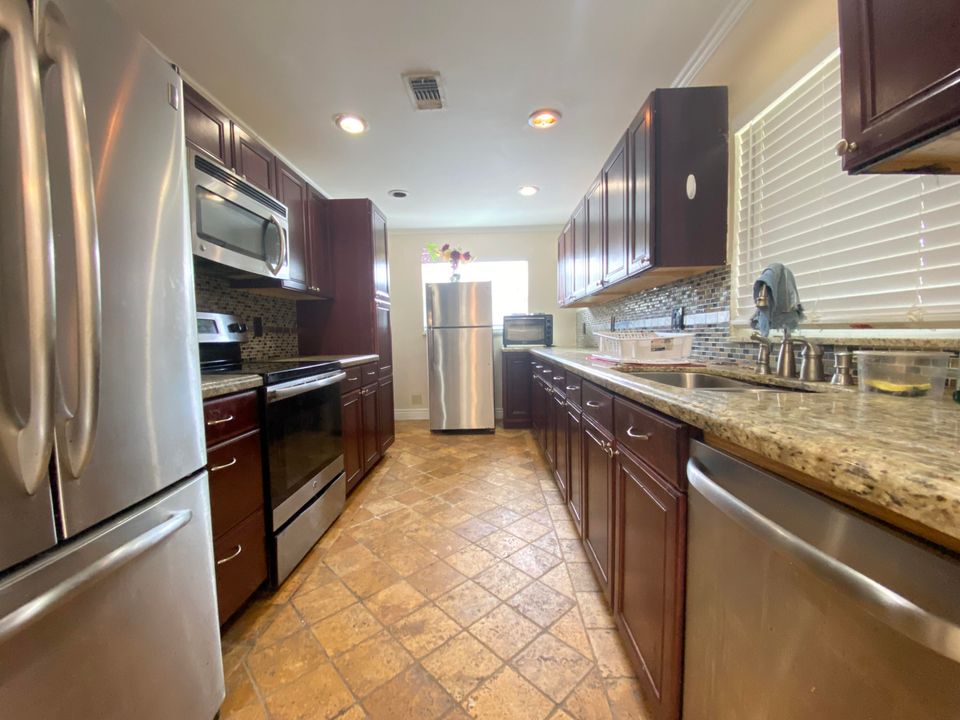 For Sale: $299,000 (2 beds, 2 baths, 1068 Square Feet)