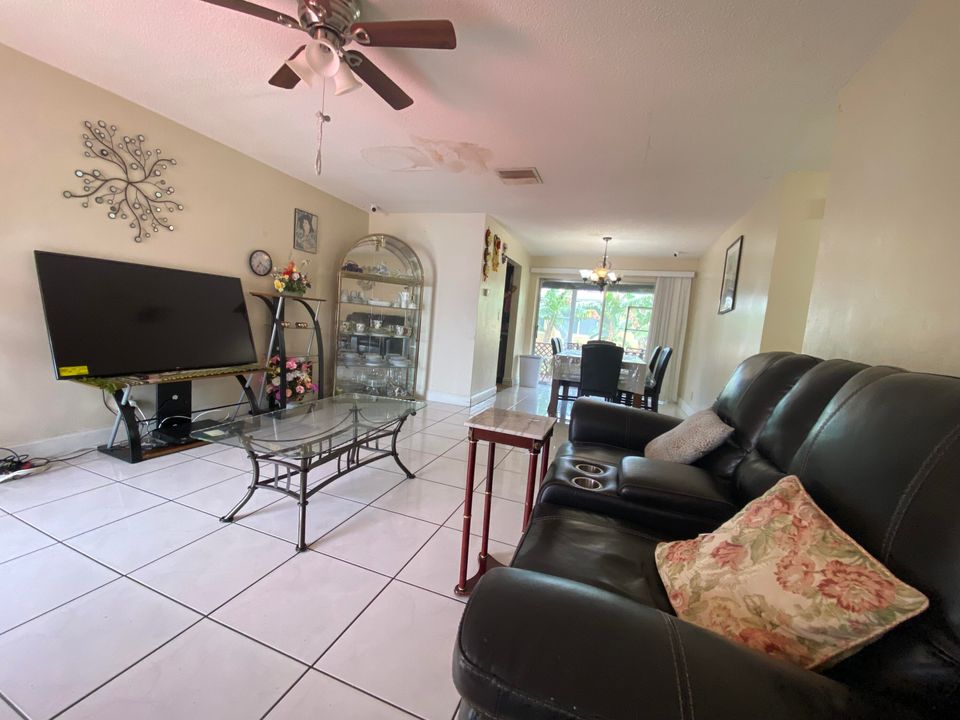 For Sale: $299,000 (2 beds, 2 baths, 1068 Square Feet)