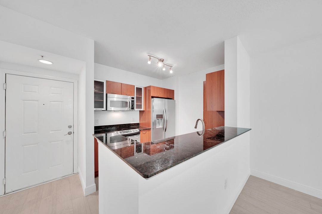 For Sale: $389,000 (1 beds, 1 baths, 782 Square Feet)