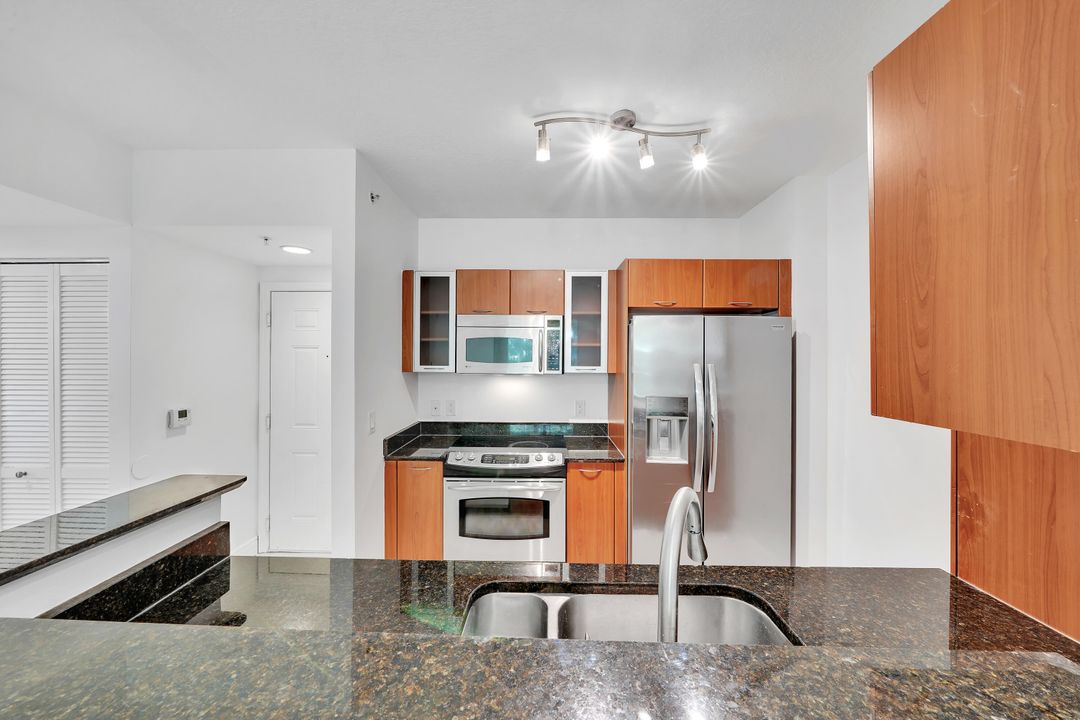 For Sale: $389,000 (1 beds, 1 baths, 782 Square Feet)