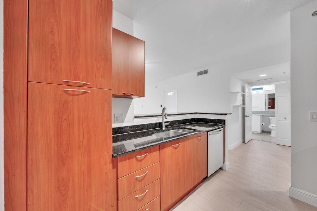 For Sale: $389,000 (1 beds, 1 baths, 782 Square Feet)