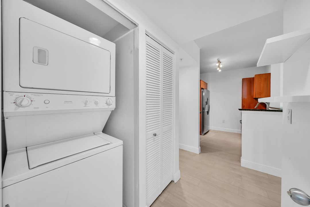 For Sale: $389,000 (1 beds, 1 baths, 782 Square Feet)