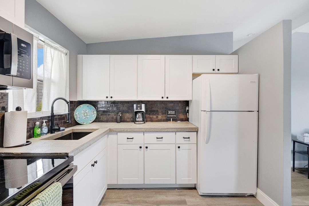 Active With Contract: $389,000 (2 beds, 1 baths, 744 Square Feet)