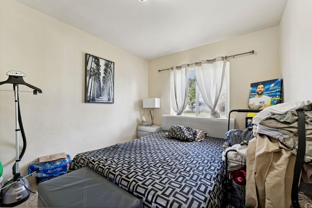 Active With Contract: $300,000 (2 beds, 1 baths, 806 Square Feet)