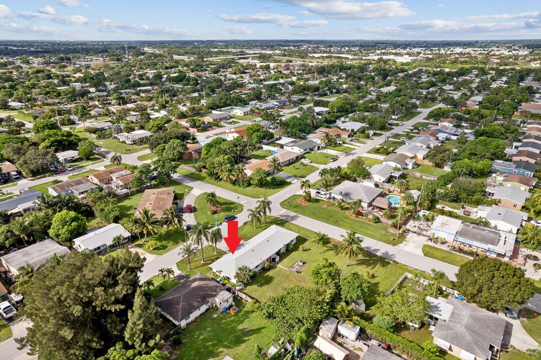 Active With Contract: $300,000 (2 beds, 1 baths, 806 Square Feet)