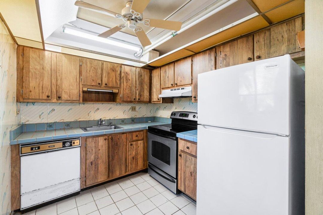 For Sale: $100,000 (2 beds, 2 baths, 955 Square Feet)