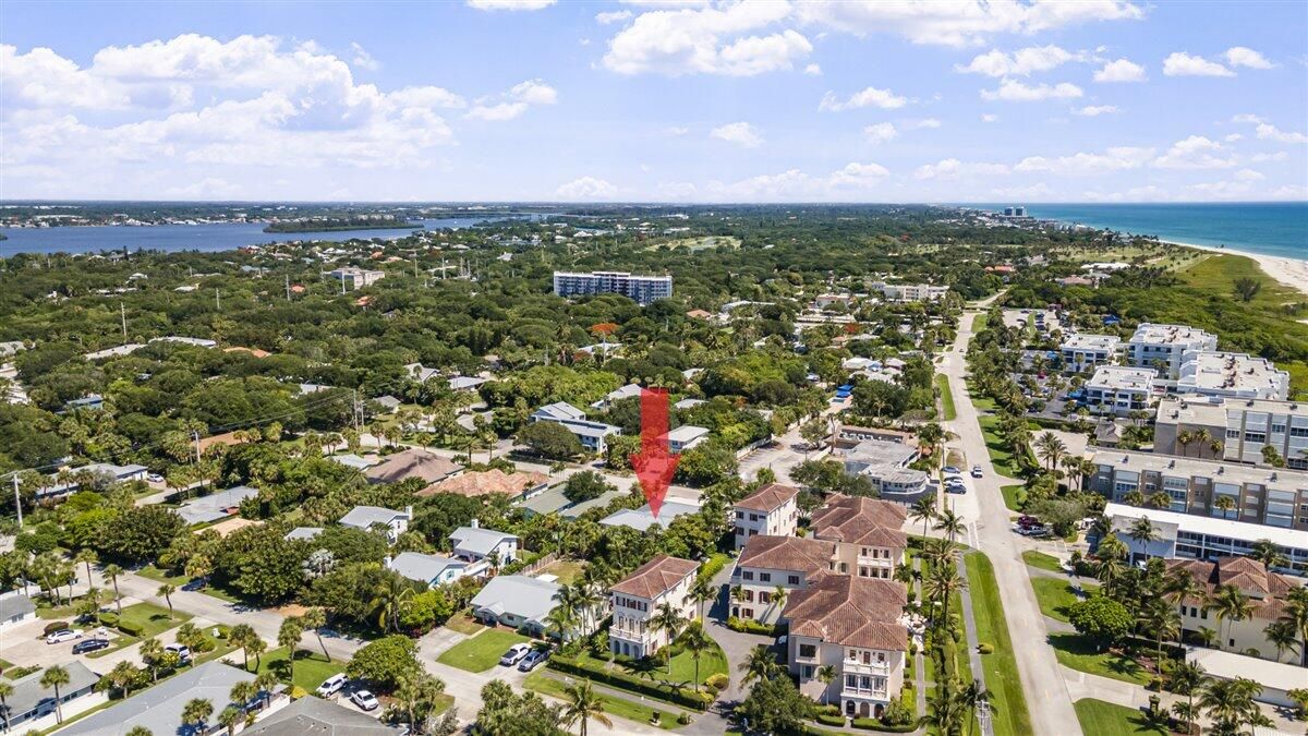 For Sale: $725,000 (2 beds, 2 baths, 1300 Square Feet)