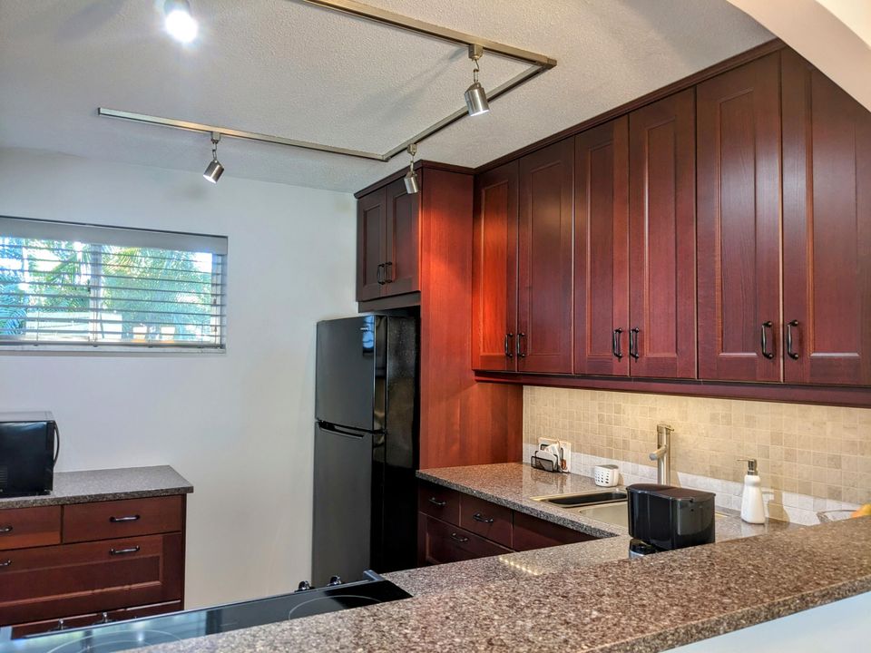 For Sale: $85,000 (1 beds, 1 baths, 744 Square Feet)