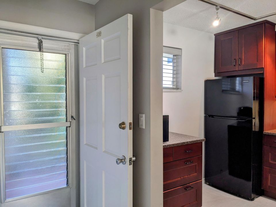 For Sale: $85,000 (1 beds, 1 baths, 744 Square Feet)