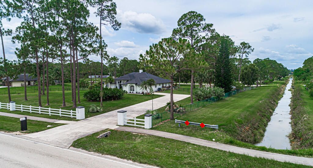 For Sale: $959,000 (4 beds, 2 baths, 2597 Square Feet)