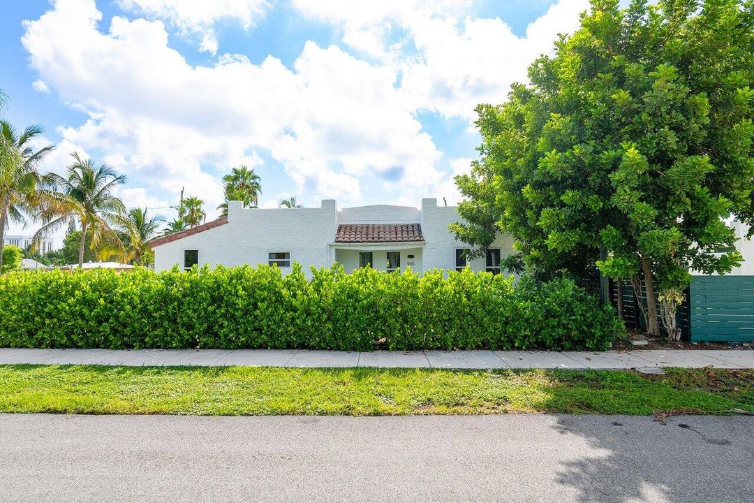 For Sale: $1,850,000 (2 beds, 1 baths, 1207 Square Feet)