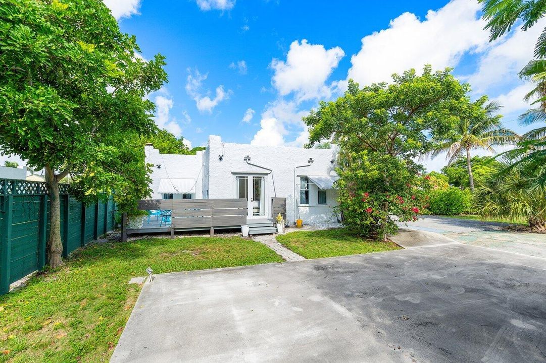 For Sale: $1,850,000 (2 beds, 1 baths, 1207 Square Feet)