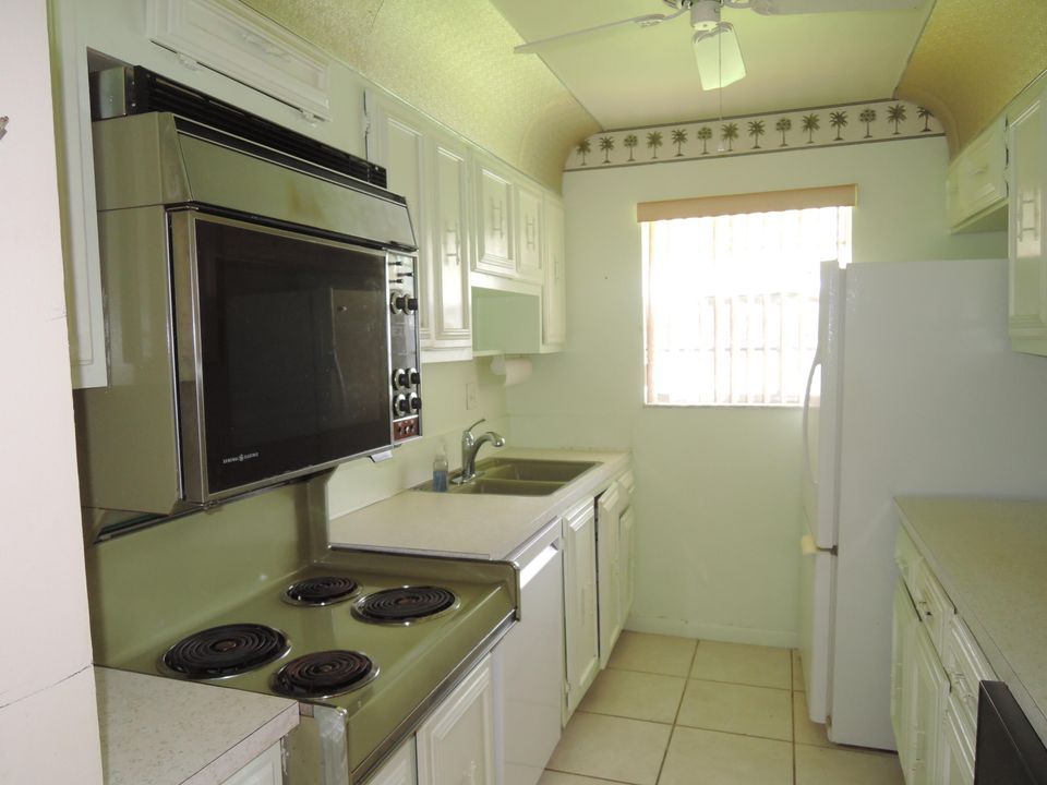 For Sale: $108,900 (1 beds, 1 baths, 946 Square Feet)